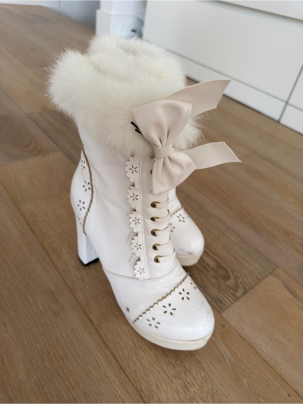 Women's white Lace-Up Fur Trim Heeled Boots with Bow size 10
